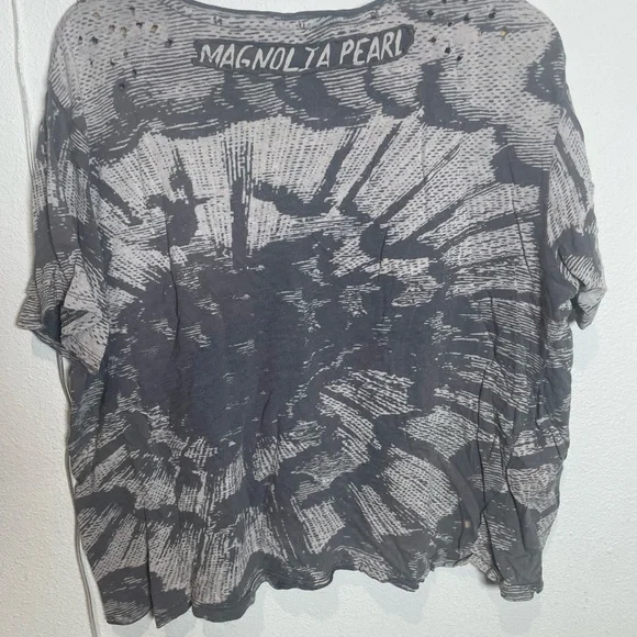 Magnolia Pearl Gray Graphic tee - Picture 2 of 10